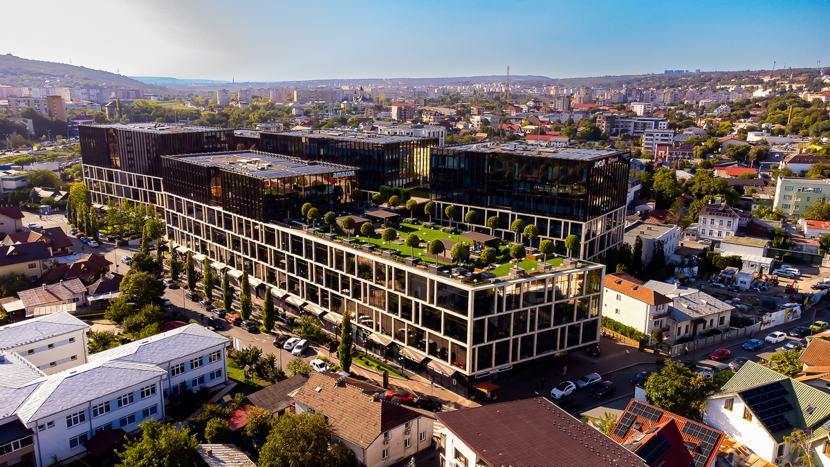 Agenda lunii mai la Palas Campus: degustări de vin, târg al designerilor locali, momente de relaxare la terase și o conferință dedicată dialogului între generații