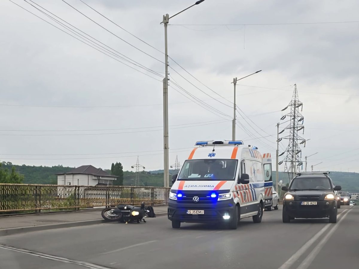 Motociclist implicat într-un accident rutier pe podul din Bucium. Intervenție de urgență la fața locului
