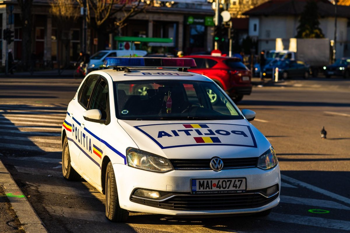 Teroare pe o stradă din Bacău: tânăr legat de un indicator rutier și bătut aproape o oră. Patru agresori, reținuți