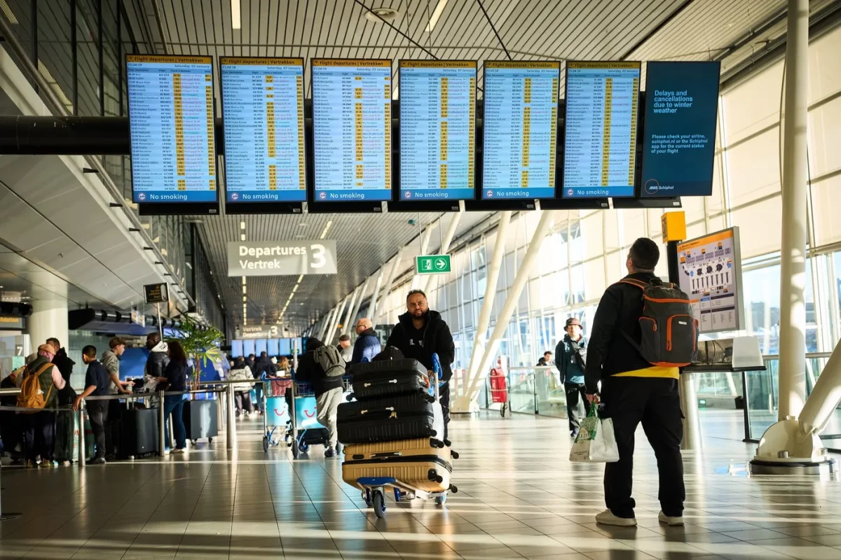 Lovitură pentru companiile aeriene! UE obligă operatorii să plătească pasagerii pentru zborurile anulate