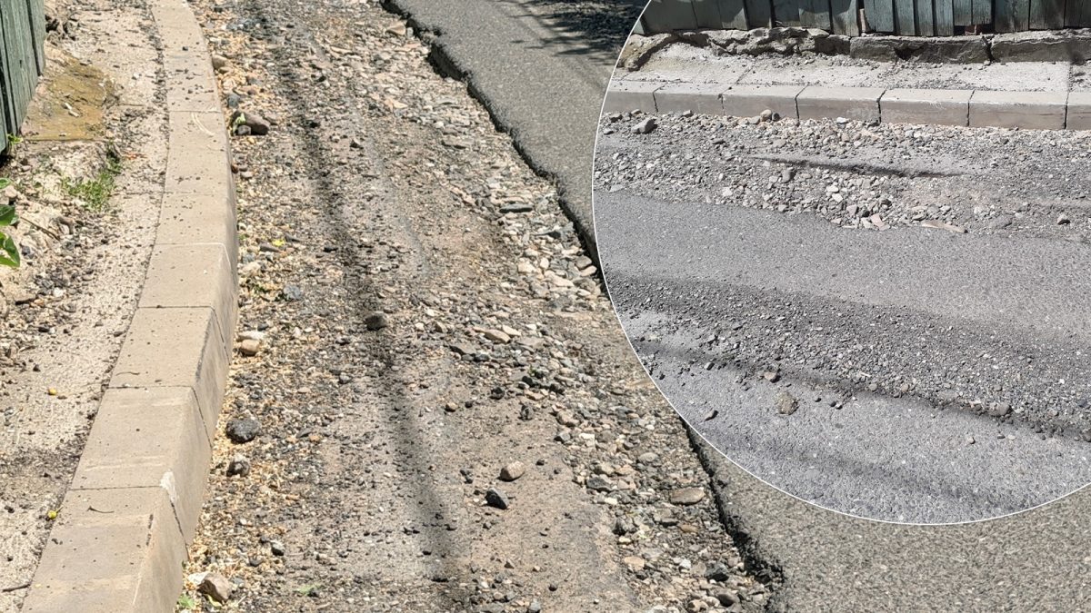 Companiile de utilități au distrus o stradă din Iași! Drumul e un real pericol atât pentru pietoni, cât și pentru șoferi