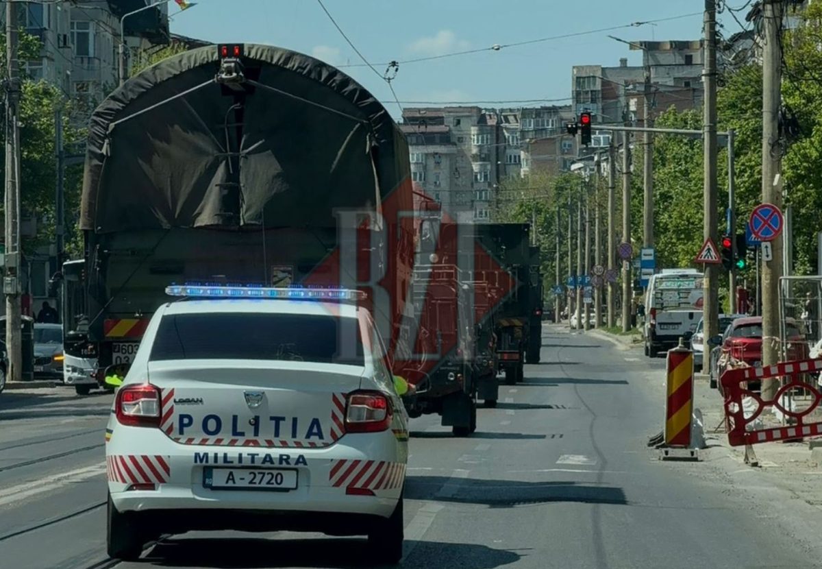 Un convoi militar, cu mașini de luptă neobișnuite, a traversat Iașul. Iată imaginile surprinse în trafic