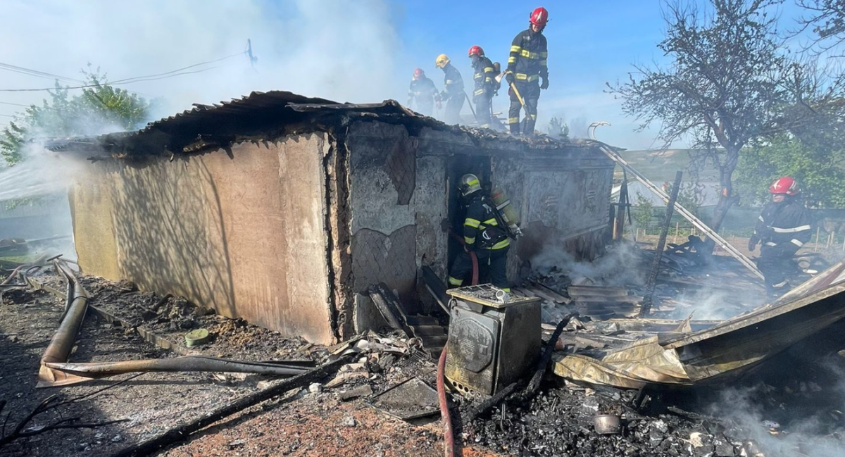 Incendiu puternic în Dumești! Flăcările au cuprins o casă întreagă, risc major de propagare