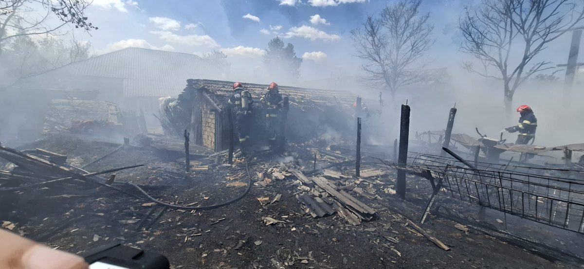 Panică într-un sat din Iași! Un incendiu la un depozit amenință o casă din apropiere