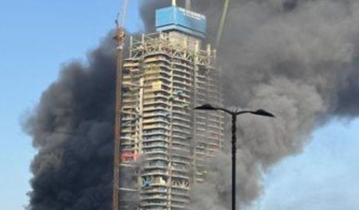 Incendiu puternic într-un zgârie-nori din Dubai. Flăcările au cuprins un turn de 50 de etaje aflat în construcție