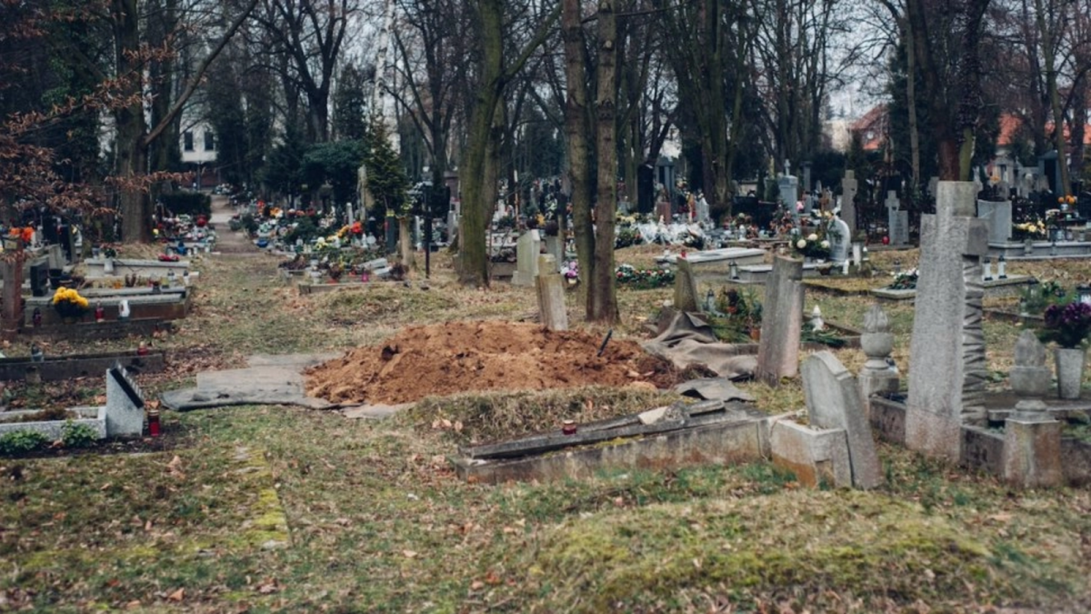 Doi români au profanat 15 morminte în Franța şi au furat zeci de statuete şi ornamente de bronz