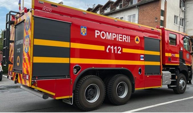Incendiu puternic la un complex de locuințe sociale din Timiș. O persoană a murit, iar un bărbat a ajuns la spital