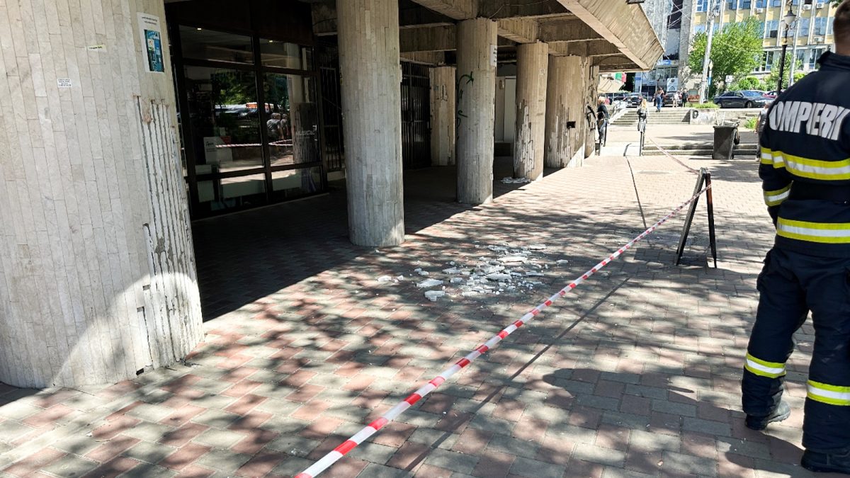 Bărbat din Iași, la un pas să fie strivit de o placă de calcar, la ieșirea din magazin. O bucată mare de tencuială, desprinsă de pe bloc, a căzut la câțiva centimetri de el