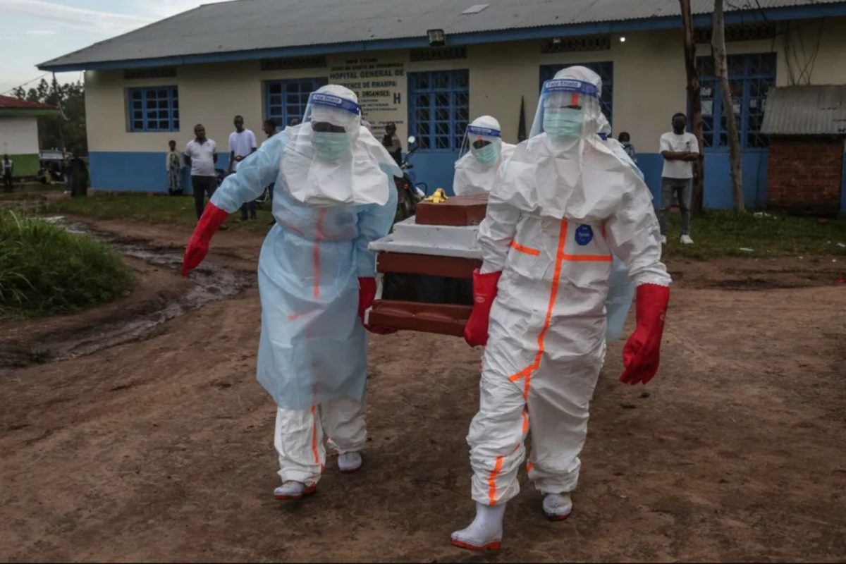 Actuala epidemie de Ebola se răspândește mai repede decât cele anterioare. „Virusul depășește reacția noastră sanitară”