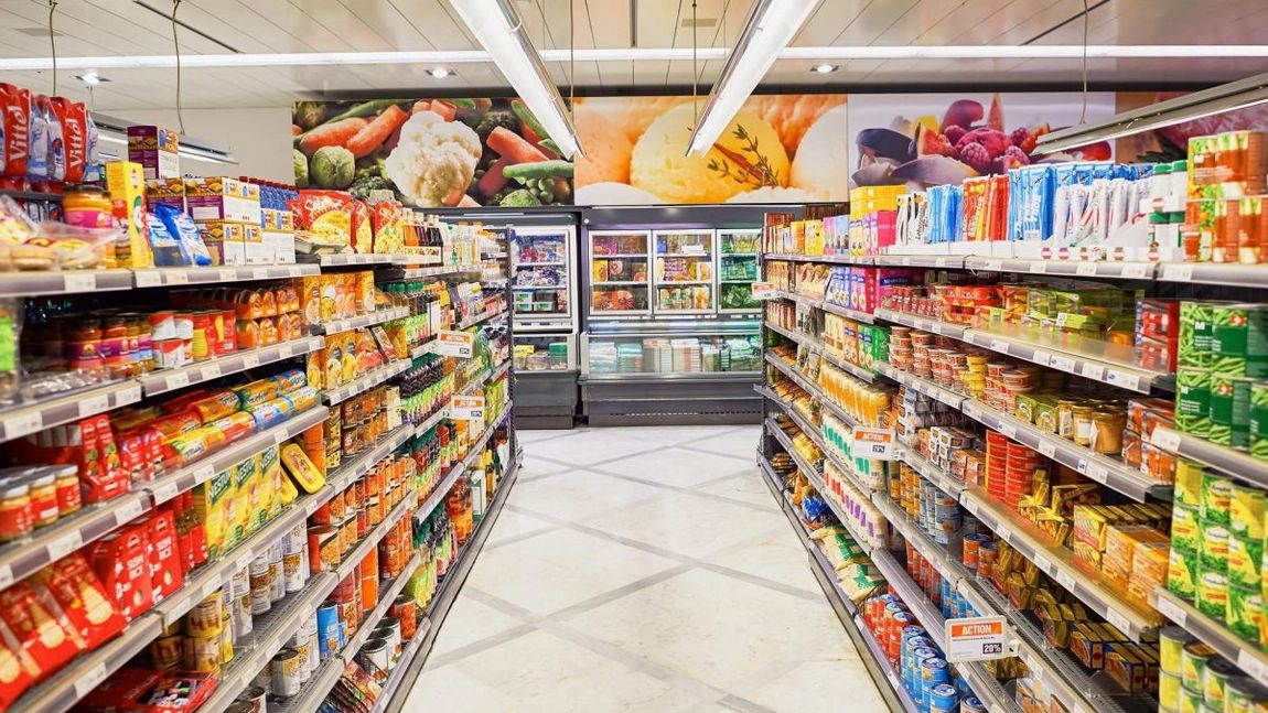 Mucegai, alimente expirate, etichete șterse și spații insalubre descoperite la controalele ANPC din Iași în industria alimentară