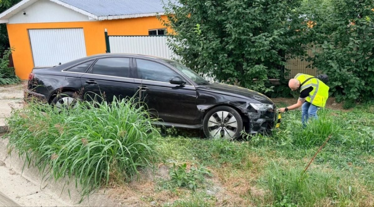 Un tânăr fără permis de conducere a distrus o mașină cu tractorul. Proprietarul abia își cumpărase autoturismul