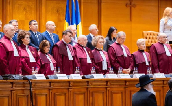 O nouă lovitură pentru Ilie Bolojan! Curtea Constituțională a decis să elimine o discriminare majoră din Legea salarizării!