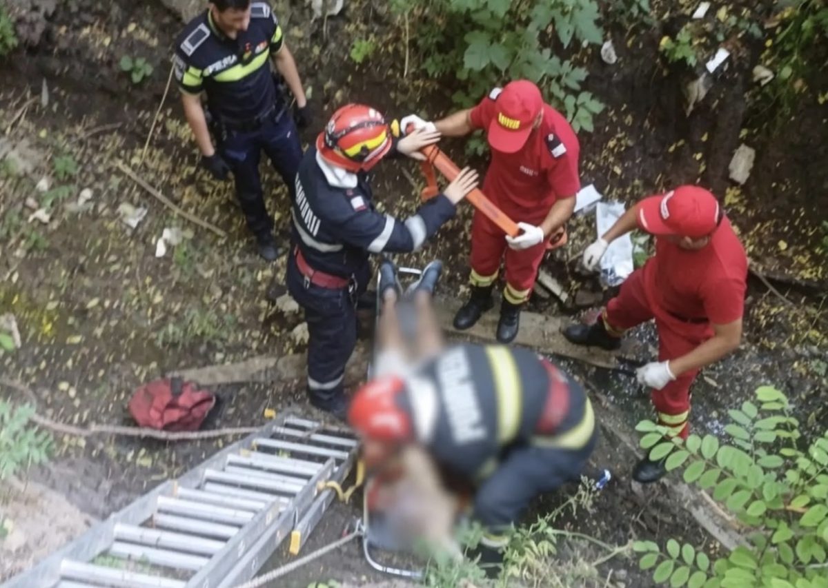 O persoană a căzut într-o râpă, în localitatea Muncelu de Sus. Pompierii au intervenit