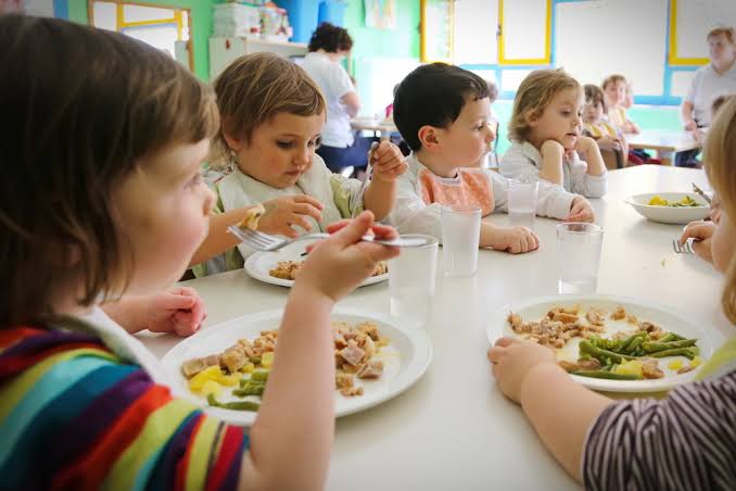 850 de lei pe lună pentru părinții care nu găsesc loc la creșă. Cine poate primi banii