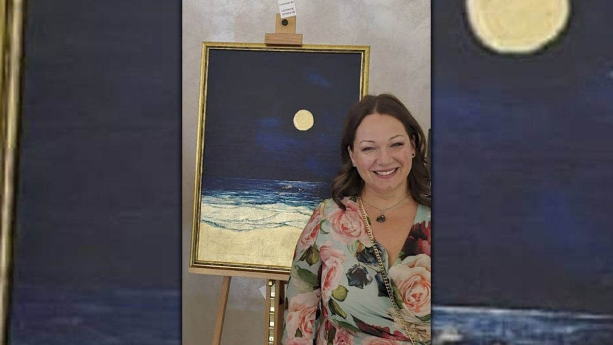 „Marea scenă”, expoziția semnată de artista Georgiana Macovei, care aduce teatrul și muzica în pictură