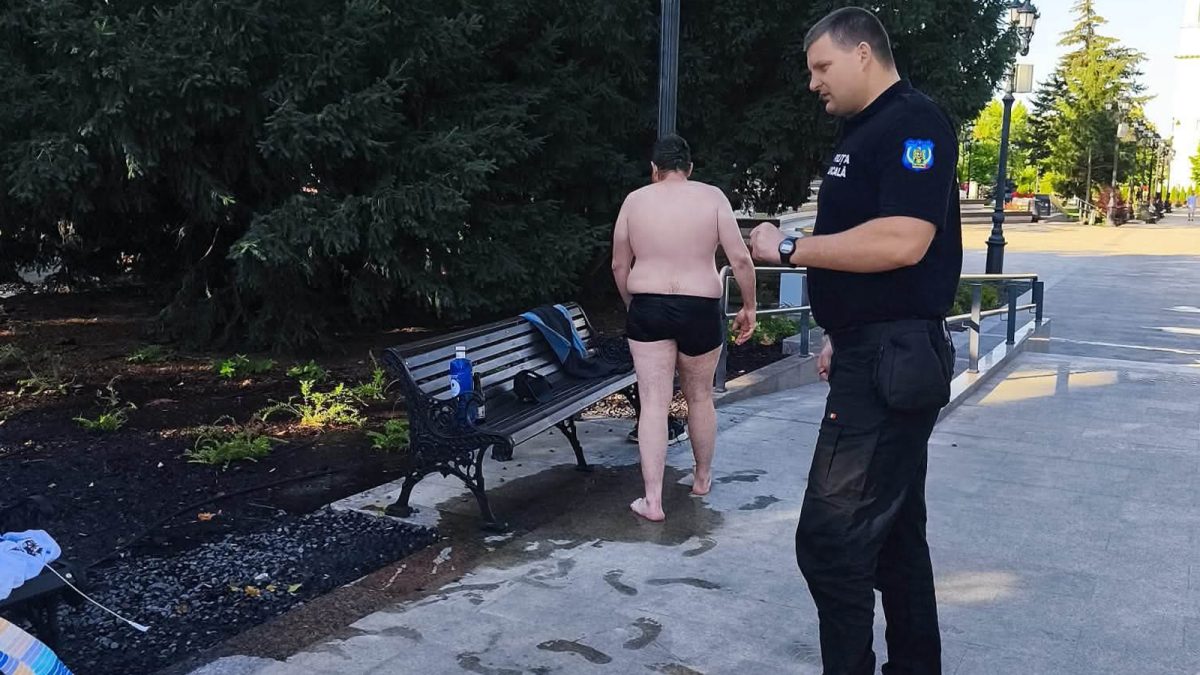 Fântânile arteziene de la Teatrul Național din Iași, folosite pe post de piscină. Mai multe persoane care se scăldau au fost amendate