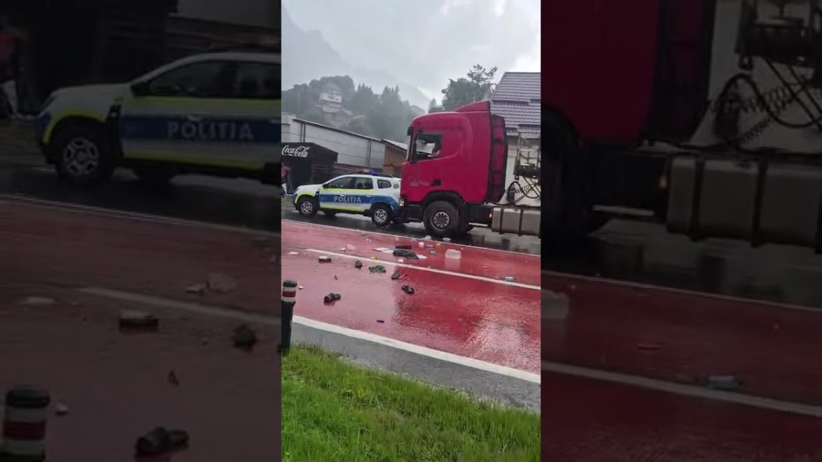 Mașină de Poliție, lovită de un TIR în Bușteni. Şoferul s-a baricadat în cabină și a fost scos de polițiști