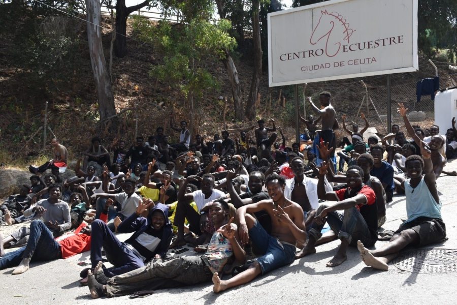 Stare de urgență în Ceuta după valul de migranți. Locuitorii s-au baricadat în case, iar străzile au fost ocupate de mii de oameni