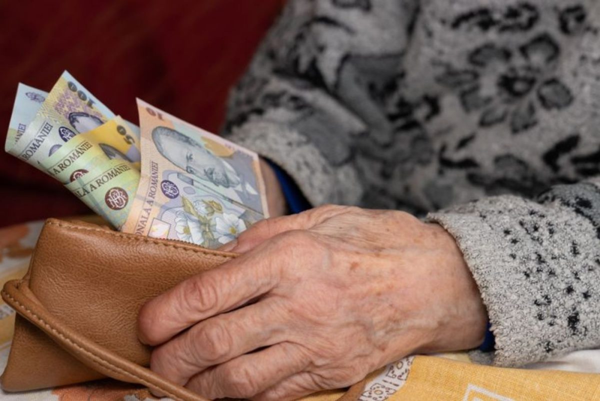 Pensiile din august 2026 ajung mai târziu prin Poșta Română. Când vor fi virați banii pe card