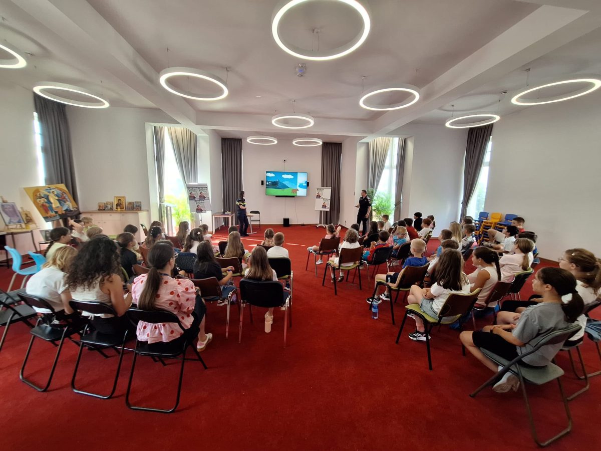 Lecții de siguranță pentru elevii de la Liceul Varlaam Mitropolitul din Iași. Polițiștii le-au vorbit despre bullying, droguri și reguli în trafic