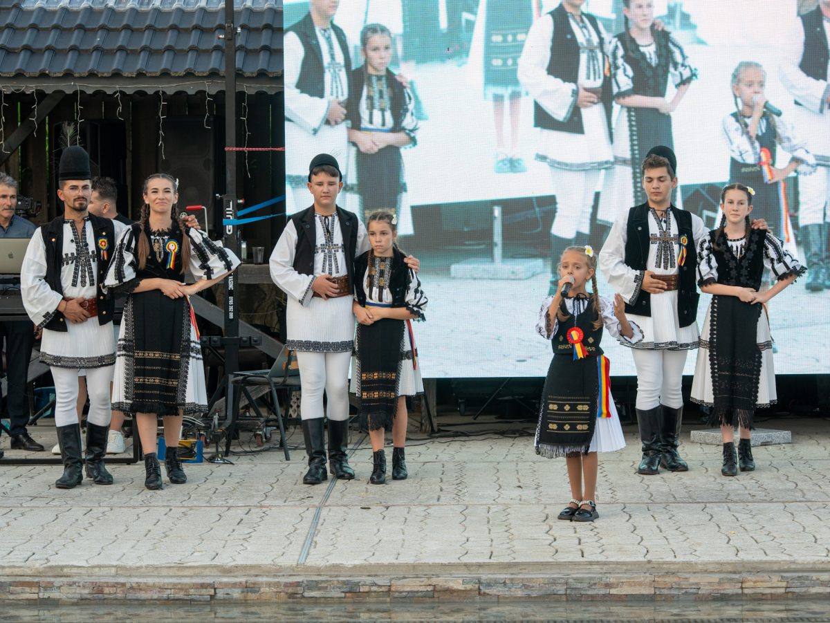 Moment artistic inedit la Academia de Vară S.O.S. România oferit de Junii Petrileni