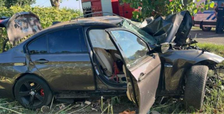 Tragedie în Buzău. Două persoane au murit după ce mașina în care se aflau s-a izbit violent de un copac