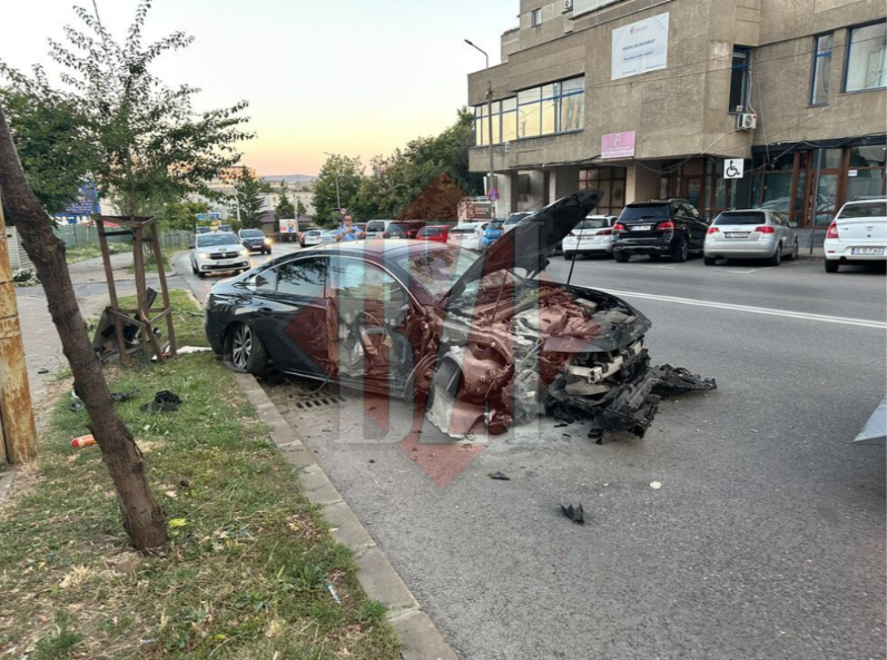 Accident rutier în Iași. Un șofer a ajuns cu mașina în afara carosabilului după ce a încercat să evite un câine