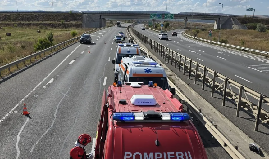 Accident pe Autostrada A3, în Cluj: Microbuz cu nouă persoane, implicat într-un impact cu un TIR. Patru oameni au ajuns la spital