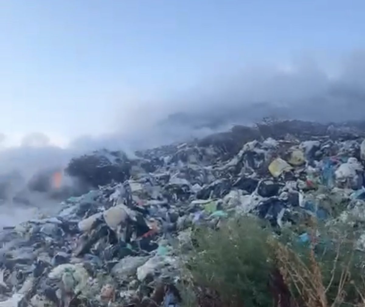 Incendiu la groapa de gunoi Țuțora. Pompierii au intervenit
