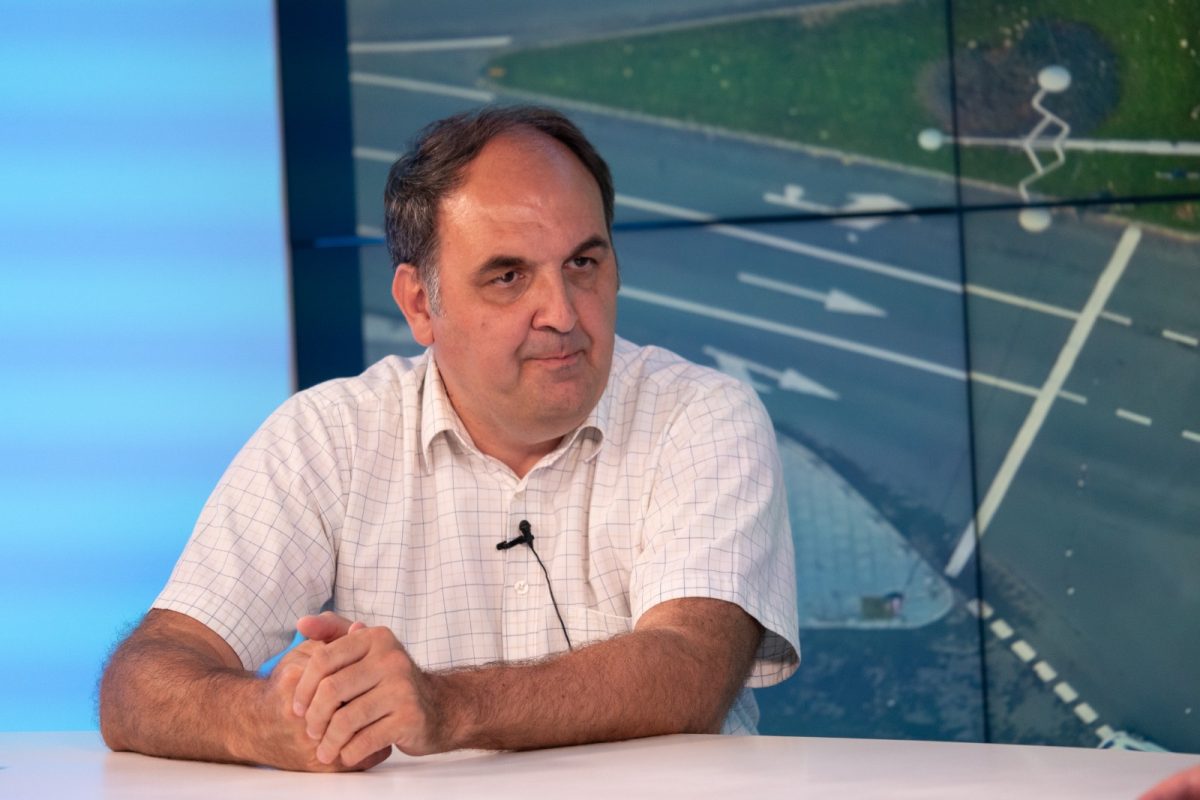 Peste 6.300 de profesori necalificați predau în școlile din România. Prof. Laviniu Lăcustă, președinte USLIP Iași: „Este un semnal extrem de grav”