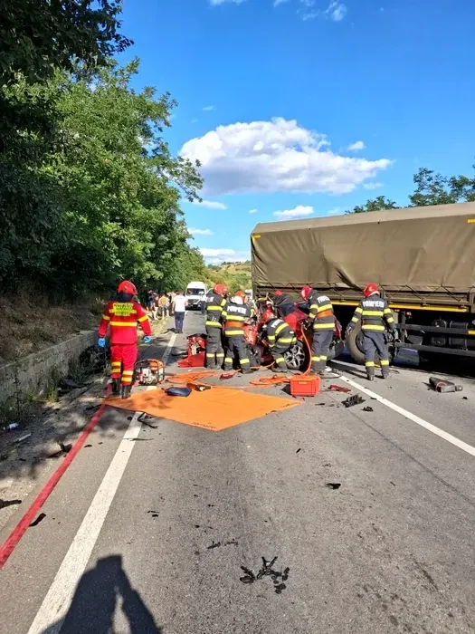 Tragedie pe o șosea din Mureș. Trei morți, între care un copil, după impactul dintre trei mașini și un camion militar
