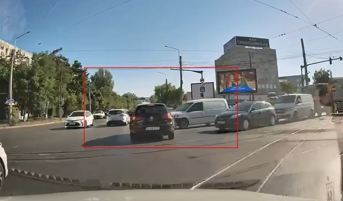 Accident în intersecție la Țesătura! Este haos după ce semafoarele din zonă s-au oprit