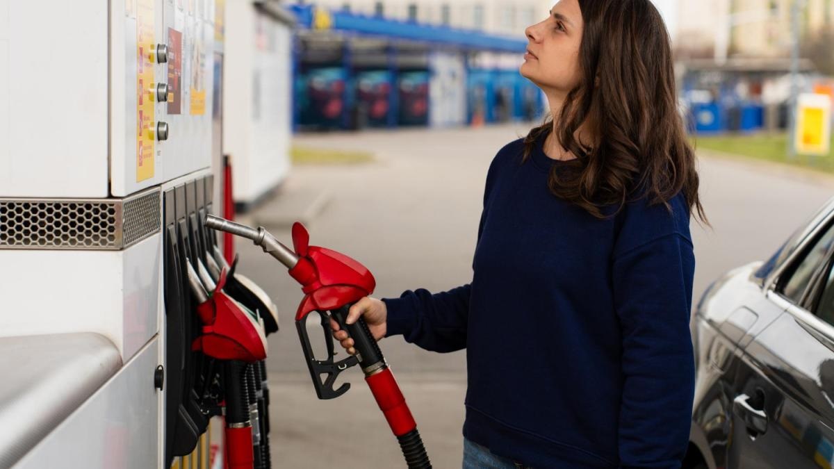 Carburanţii se ieftinesc de duminică. Cât vom plăti pentru un litru și cât economisim la un plin