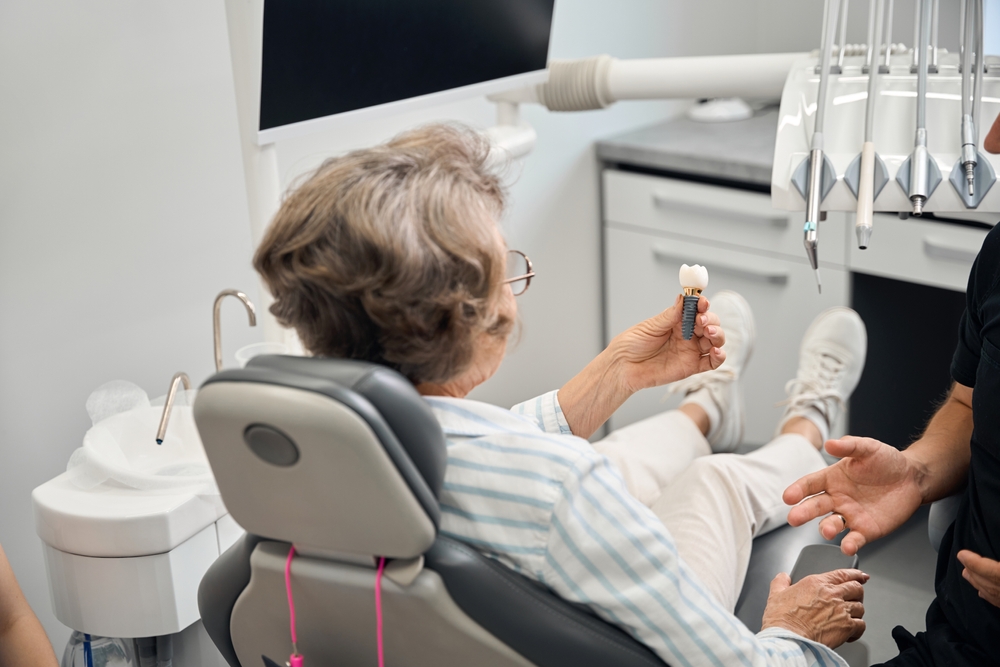 Când este momentul pentru o consultație pentru implant dentar în București? Semnele pe care nu trebuie să le ignorați
