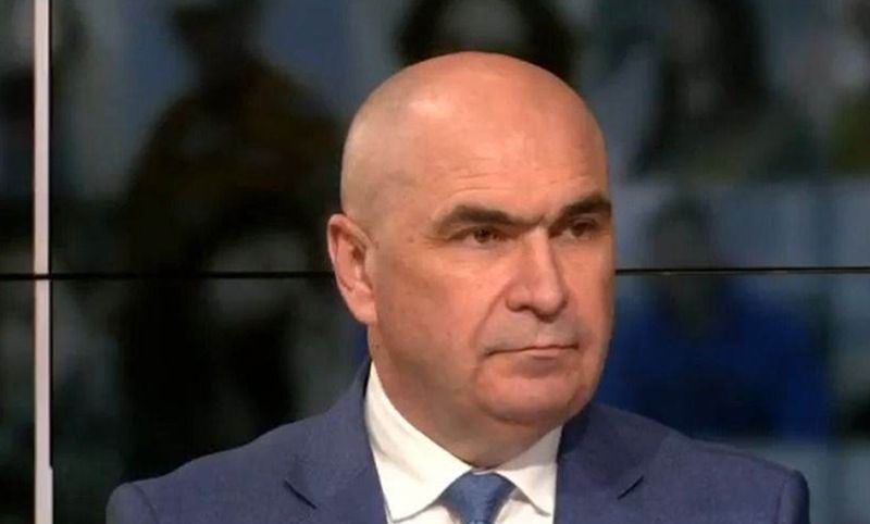 Un elev orfan, cu media aproape 10, îi bate obrazul lui Ilie Bolojan, după scandalul burselor: „Ne ajută foarte mult acei bani!”