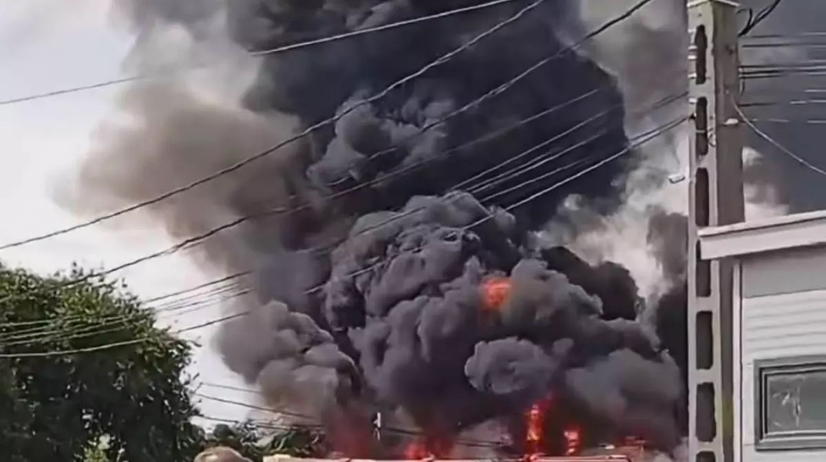 Incendiu puternic la Găești: pompierii intervin cu cinci autospeciale, iar autoritățile au emis RO-ALERT