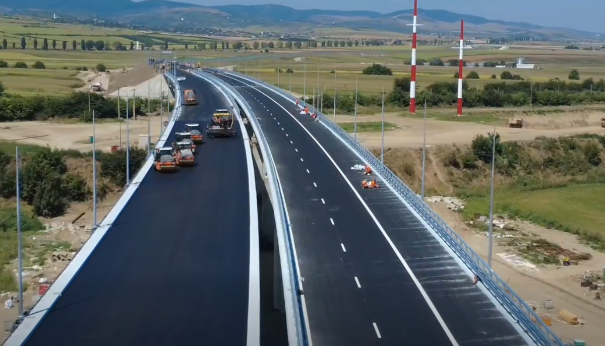 Ultimii metri de asfalt sunt așternuți pe pasajul de 1,2 kilometri de pe Autostrada A7, la Cleja. Lotul Răcăciuni – Bacău se apropie de 90%