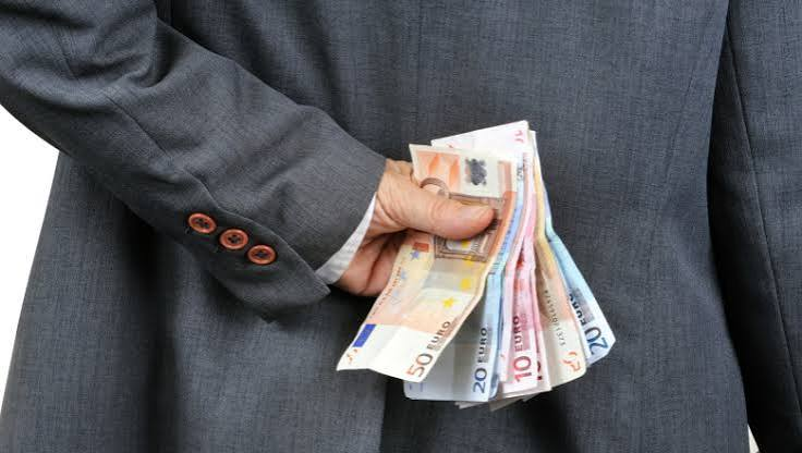 A furat statul cu jumătate de milion de lei, dar a salvat-o prescripția! Magistrații au pus sechestru pe bunurile afaceristei