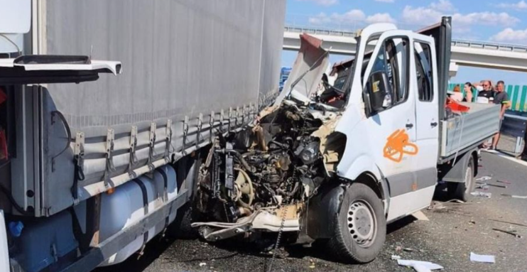 Tragedie pe Drumul Expres Craiova-Pitești: trei oameni au murit și doi au fost răniți după impactul dintre o autoutilitară și un TIR