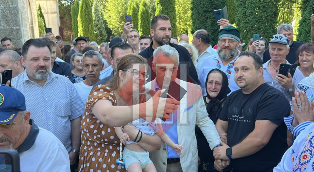 Călin Georgescu, întâmpinat de oameni la Mănăstirea Dobrovăț. Susținătorii au făcut poze și l-au îmbrățișat