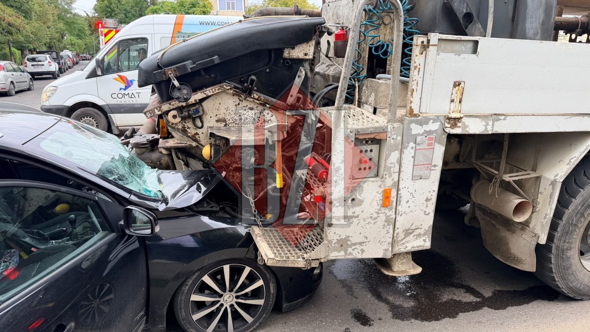 Accident rutier în municipiul Iași! Un autoturism a fost prins între două TIR-uri