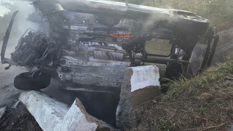 Tragedie în Suceava: doi adolescenți de 16 ani au murit după ce mașina pe care o conduceau a luat foc