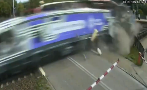 Un TIR a rămas blocat între bariere, apoi a fost lovit în plin de un tren. Imagini dramatice din Polonia