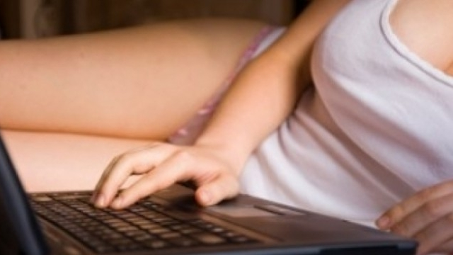 „Ofertă” de nerefuzat pentru viitoarele studente! În goana după bani, studiourile de videochat oferă cazare gratuită. Totul pentru imagini deocheate, în fața camerei video