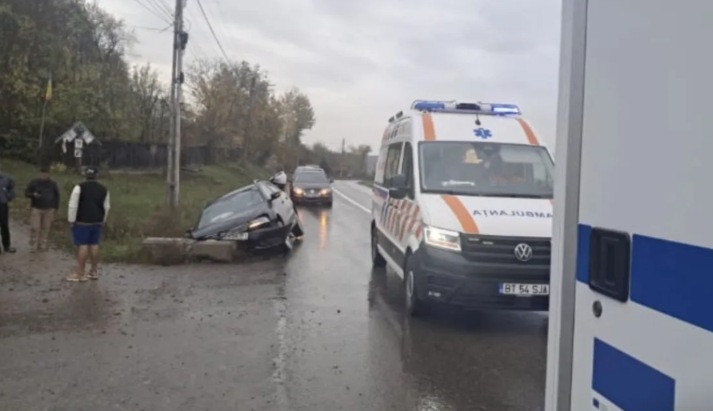 O familie cu trei copii, implicată într-un accident pe E58, la Botoșani. Mașina s-a izbit de un cap de pod, la 300 de metri de casă