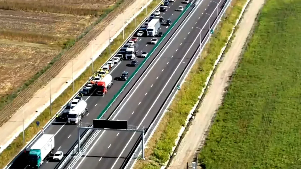 Trafic blocat pe Autostrada Moldovei, după ce o mașină a luat foc