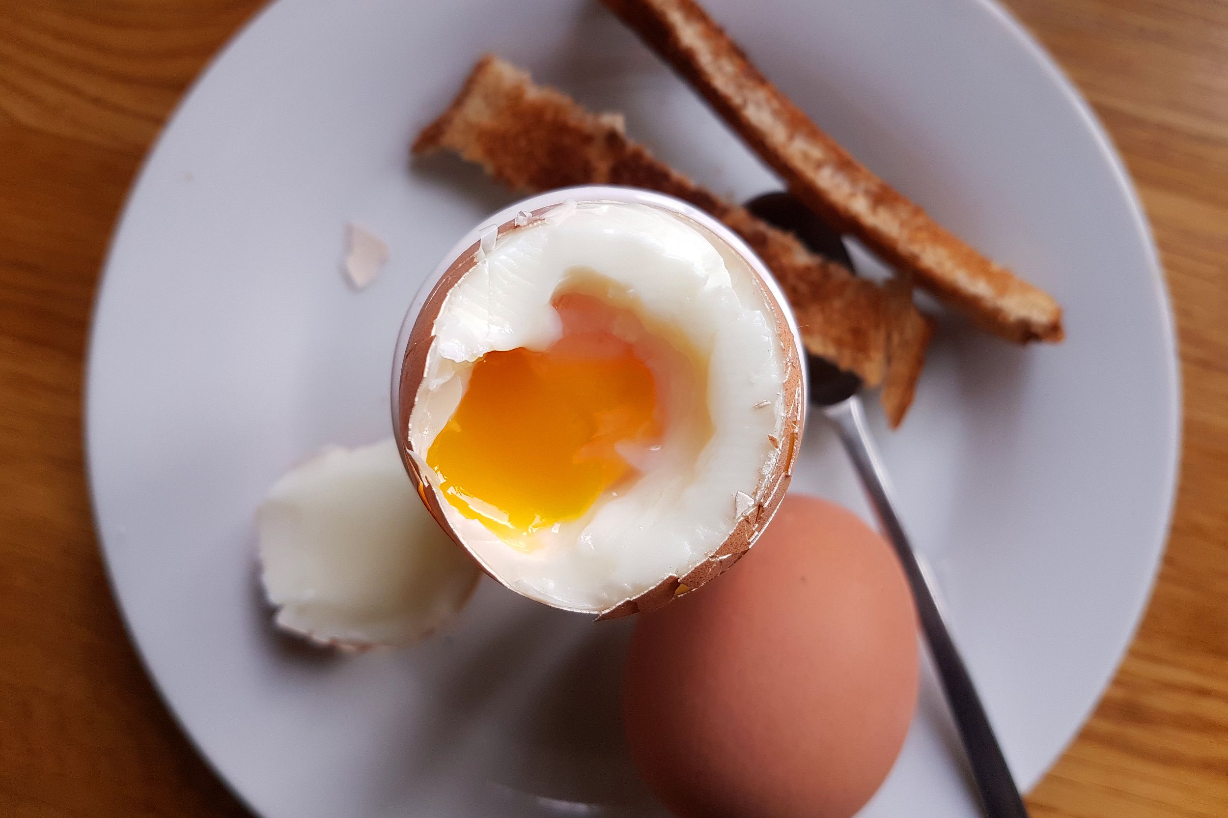 Яйцо во смятку варить. Идеальные яйца всмятку. Яйцо куриное всмятку. Яйцо вареное всмятку. Яичница всмятку.