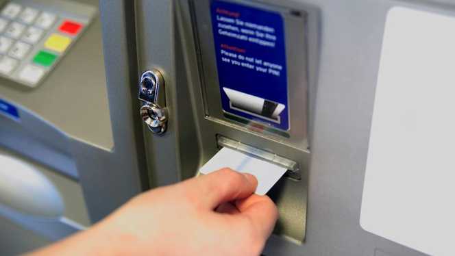 Un hoț a ucis un bătrân care scotea bani de la un bancomat, în București