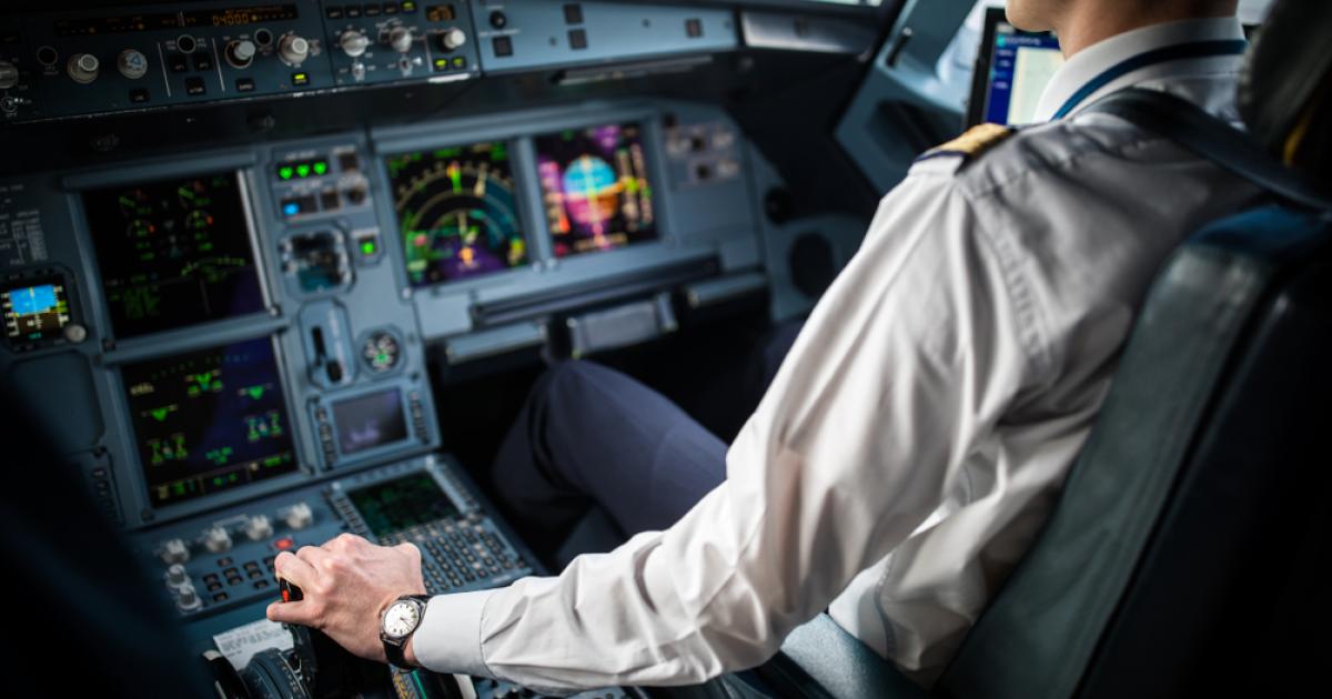 O femeie, păcălită online de un fals pilot român. După ce s-a îndrăgostit de el, i-a trimis mii de euro