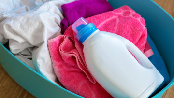 Cantitatea ideală de detergent lichid necesară la o spălare. Greșeala comună a românilor